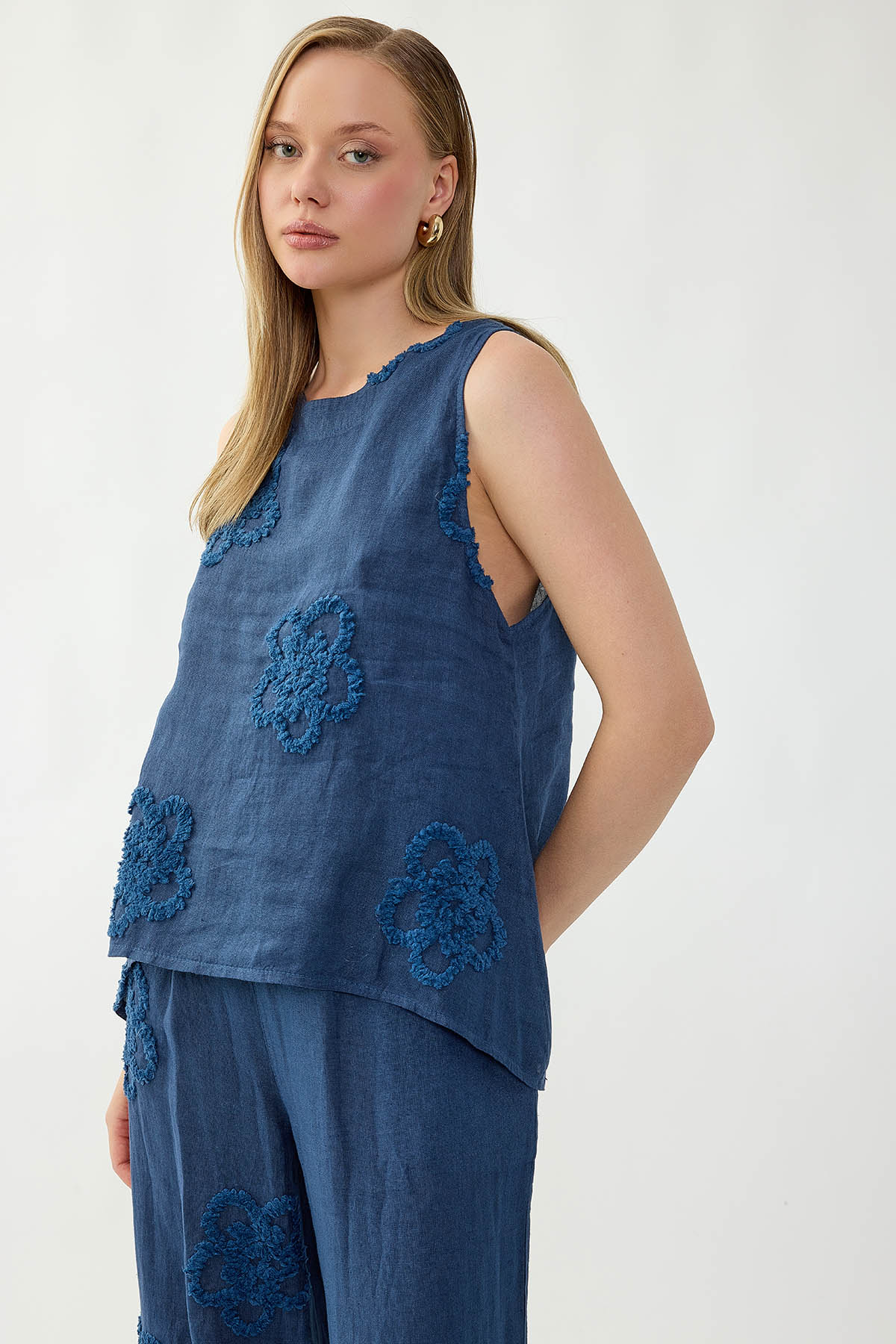 %100 Keten Çiçek Motifli Sıfır Kol Bluz - Thumbnail