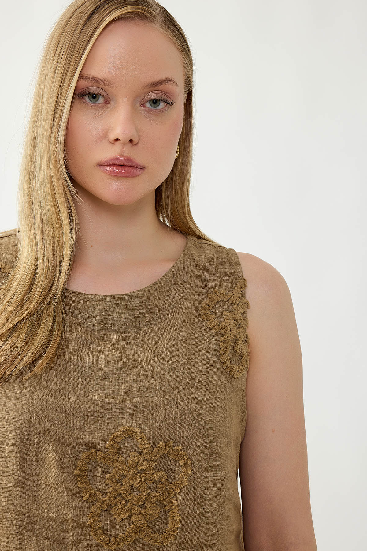 %100 Keten Çiçek Motifli Sıfır Kol Bluz - Thumbnail