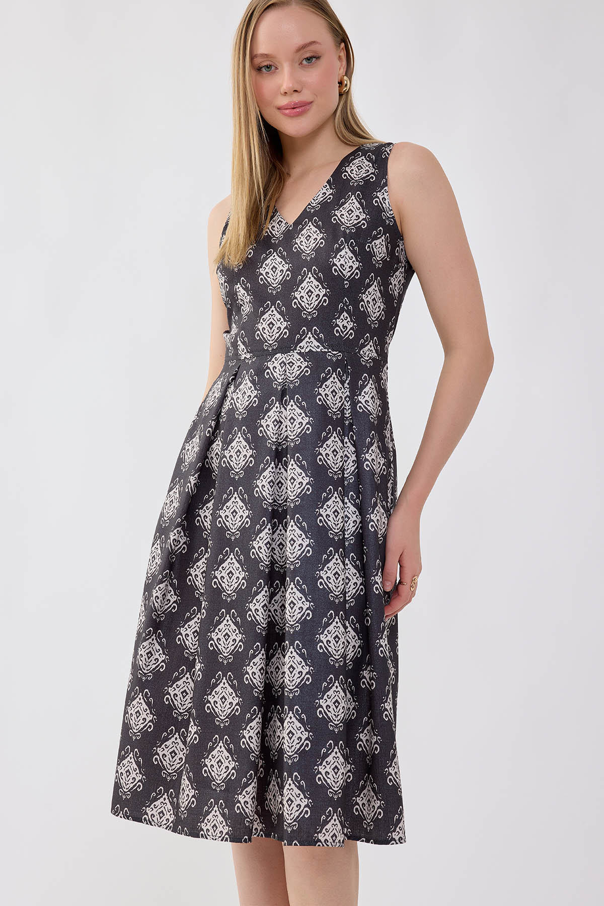 Desenli V Yaka Pileli Beli Kuşaklı Elbise - Thumbnail