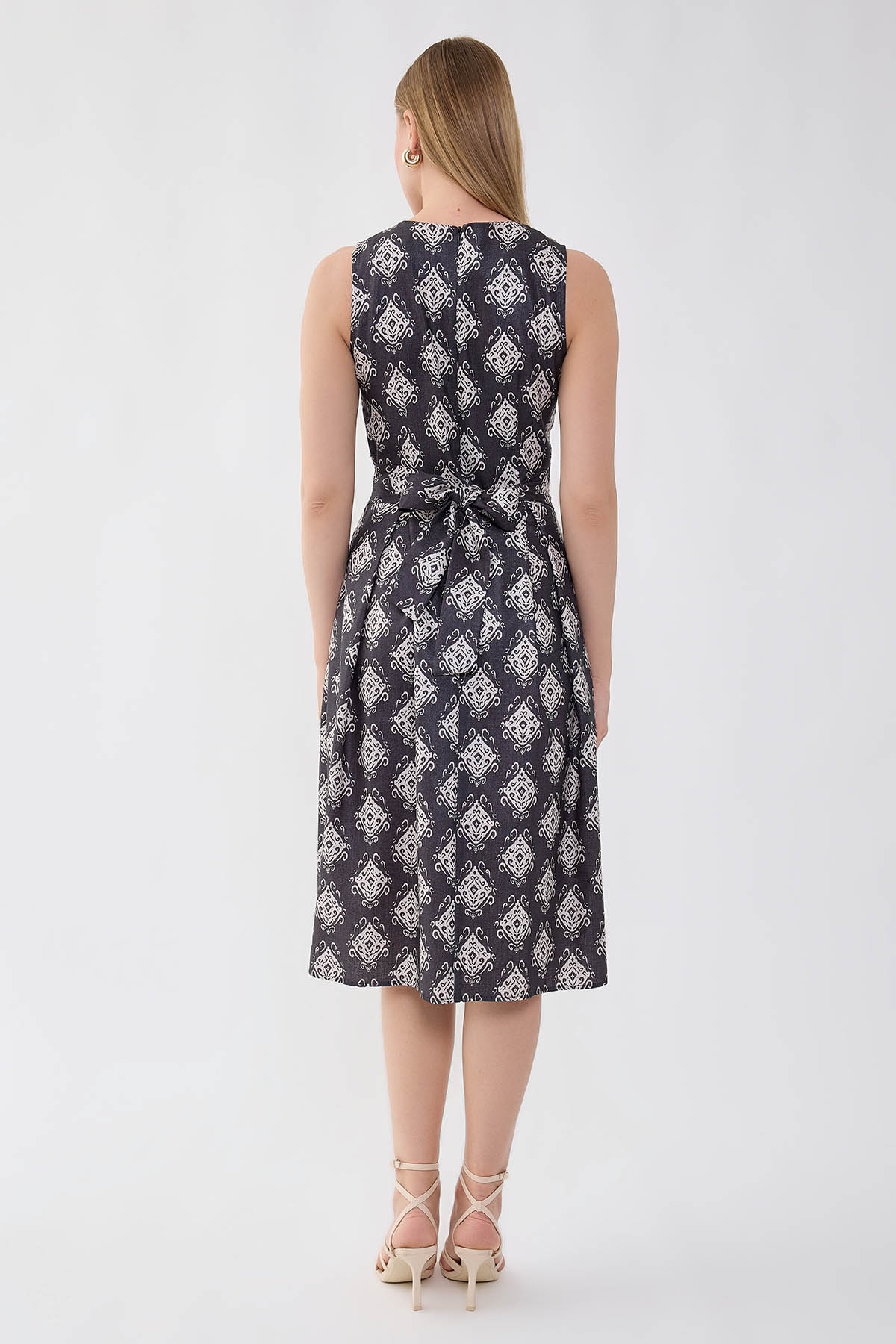 Desenli V Yaka Pileli Beli Kuşaklı Elbise - Thumbnail