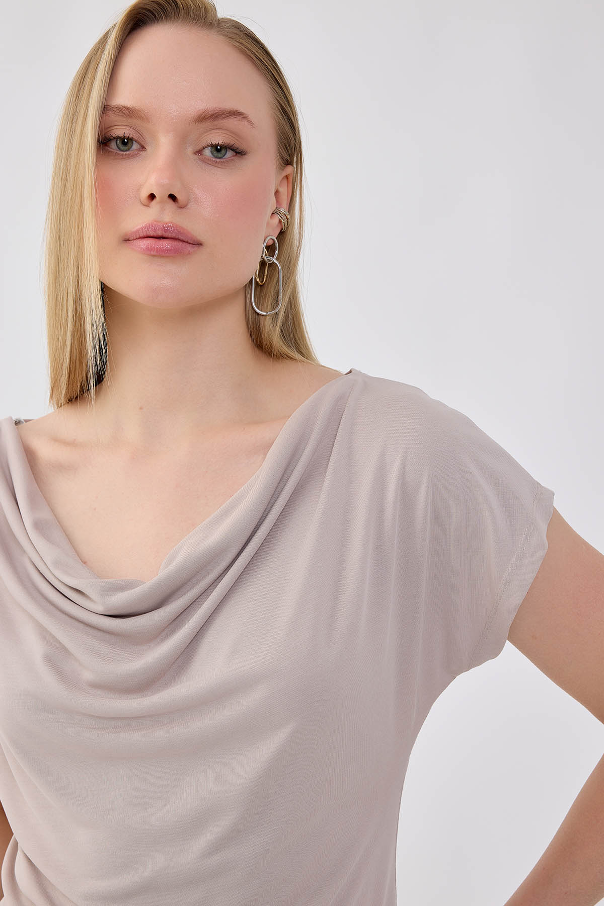 Dökümlü Degaje Yaka Bluz - Thumbnail