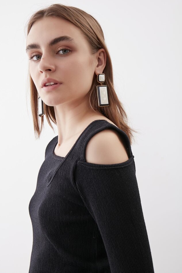 Omuz Detaylı Geniş Yaka Bluz - 21