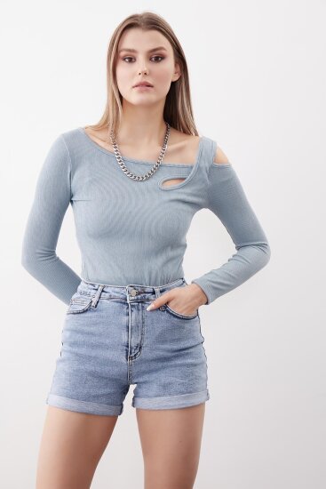 Omuz Detaylı Geniş Yaka Bluz - 31