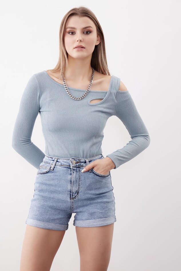 Omuz Detaylı Geniş Yaka Bluz - 31