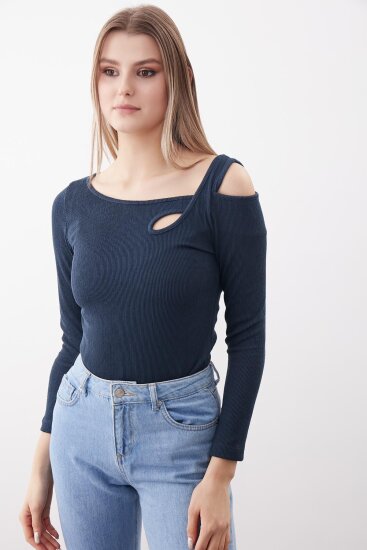 Omuz Detaylı Geniş Yaka Bluz - 34