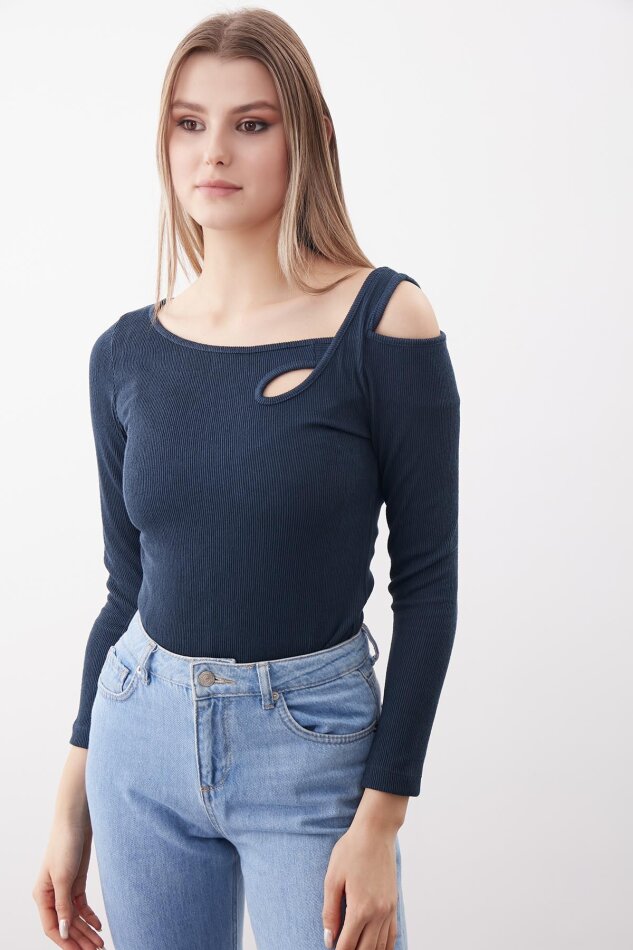 Omuz Detaylı Geniş Yaka Bluz - 34
