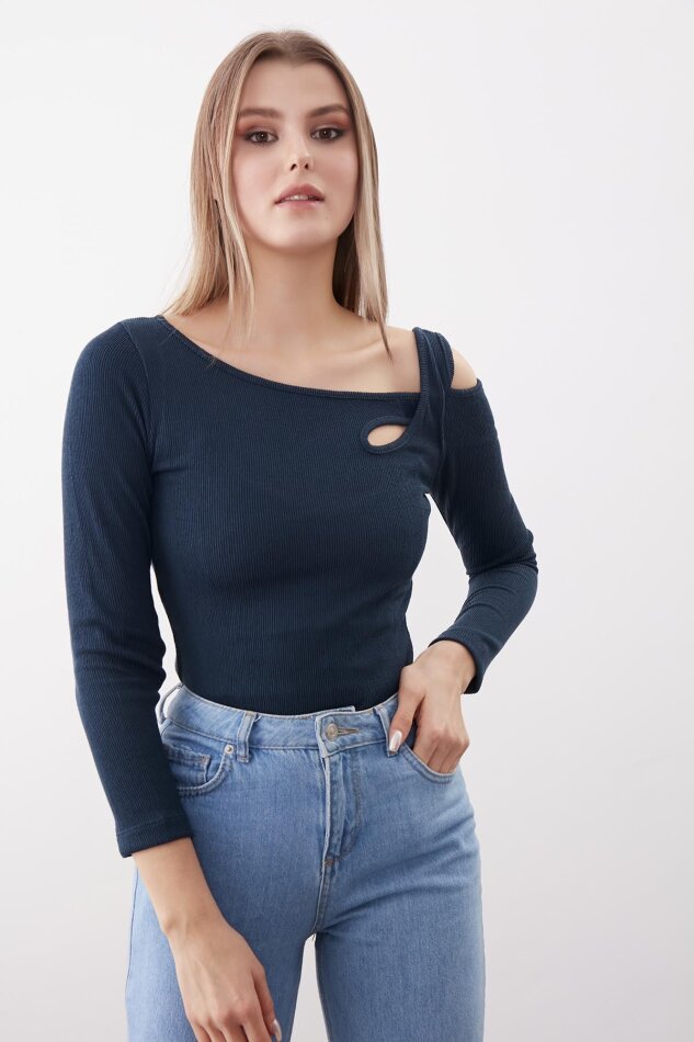 Omuz Detaylı Geniş Yaka Bluz - 35
