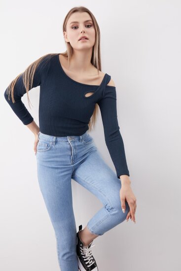Omuz Detaylı Geniş Yaka Bluz - 37