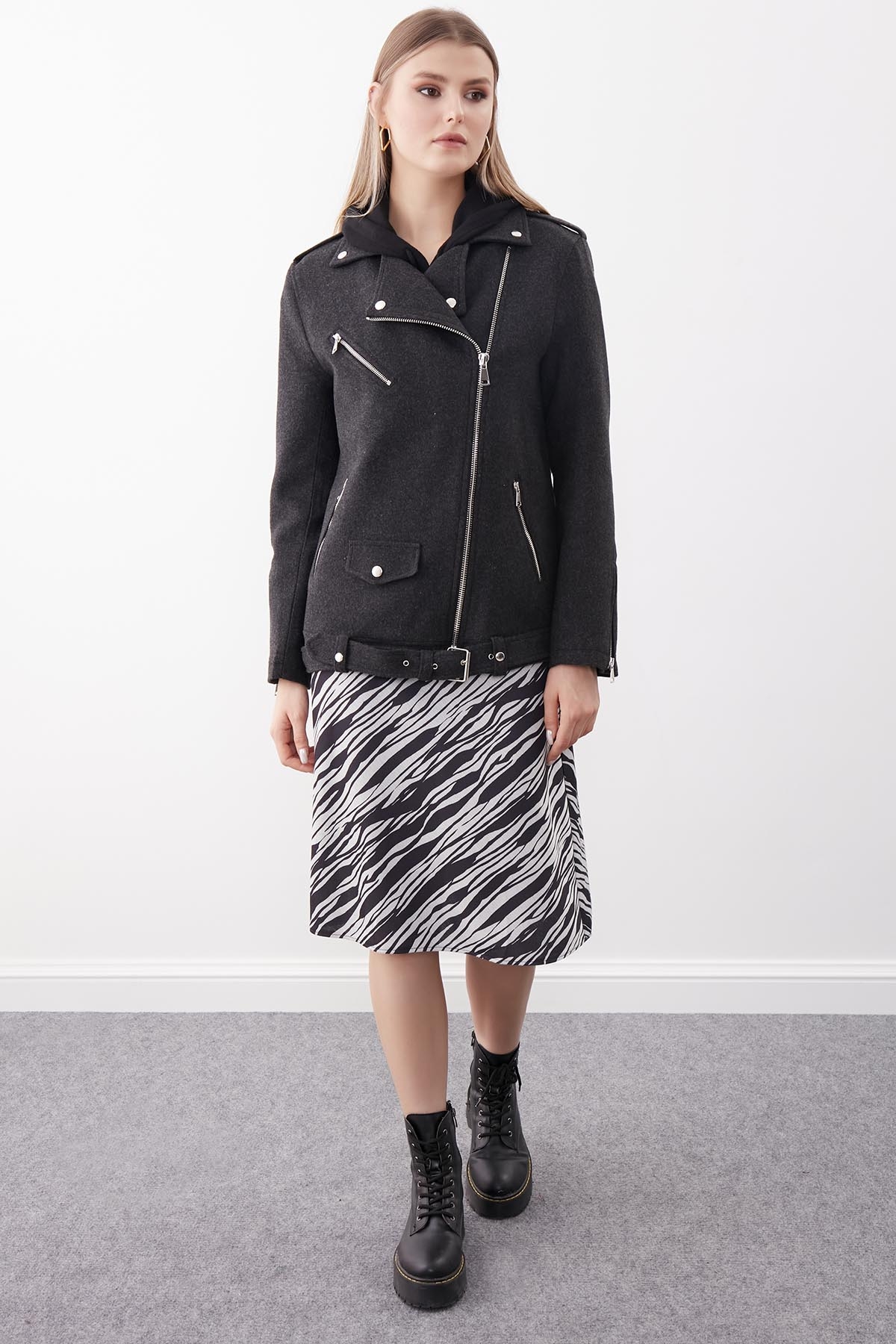 Omuzda Apolet Detaylı Kemerli Kaşe Ceket - Thumbnail