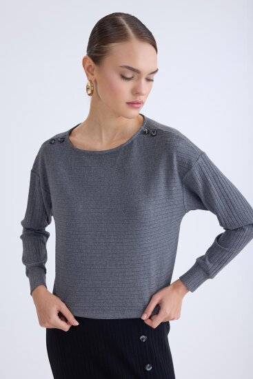 Omuzu Düğmeli Geniş Yaka Bluz - 2