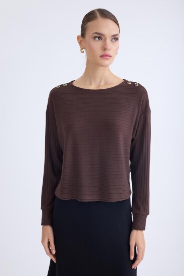 Omuzu Düğmeli Geniş Yaka Bluz - 12