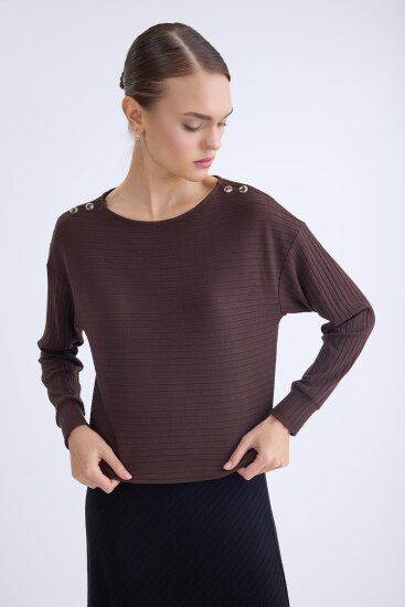 Omuzu Düğmeli Geniş Yaka Bluz - 14