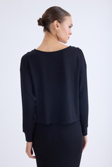 Omuzu Düğmeli Geniş Yaka Bluz - 20