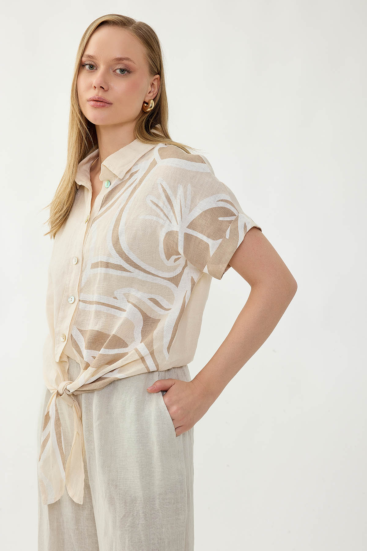VİTRİN - %100 Keten Önü Bağlamalı Tek Tarafı Çiçek Desen Kısa Kol Gömlek (1)