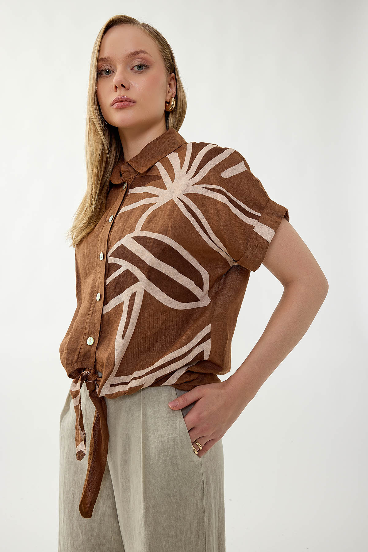 %100 Keten Önü Bağlamalı Tek Tarafı Çiçek Desen Kısa Kol Gömlek - Thumbnail