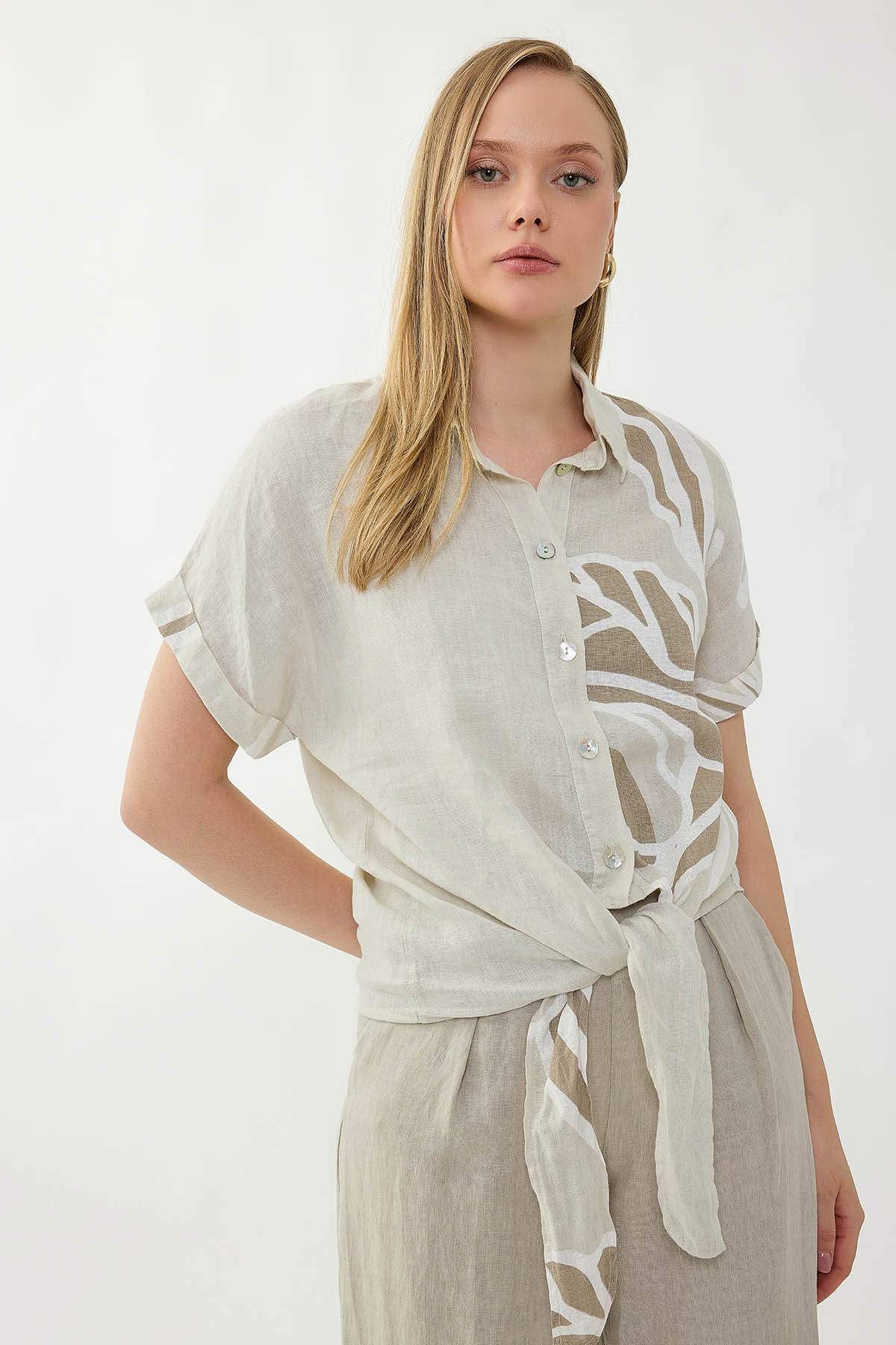 %100 Keten Önü Bağlamalı Tek Tarafı Çiçek Desen Kısa Kol Gömlek - Thumbnail