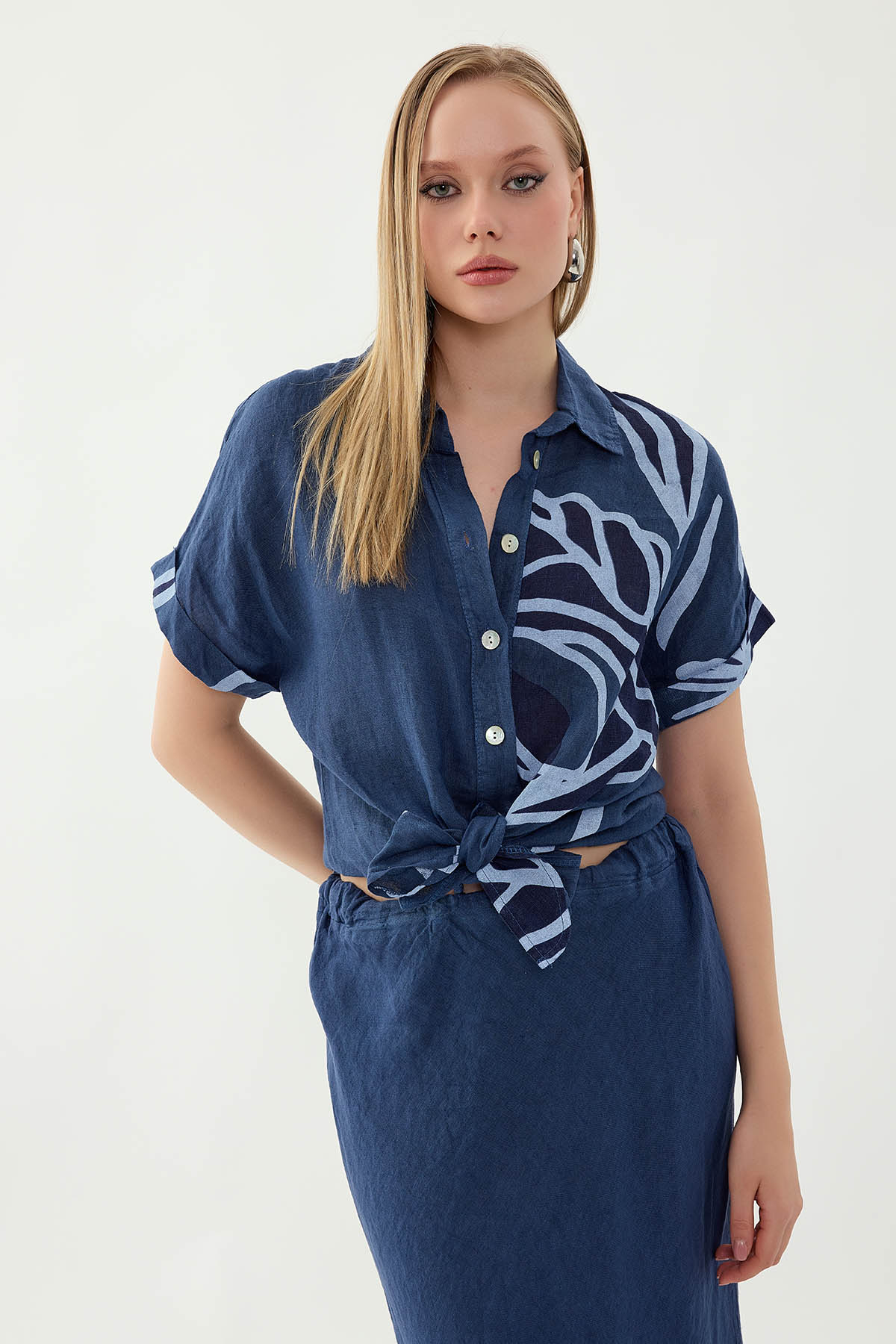 %100 Keten Önü Bağlamalı Tek Tarafı Çiçek Desen Kısa Kol Gömlek - Thumbnail