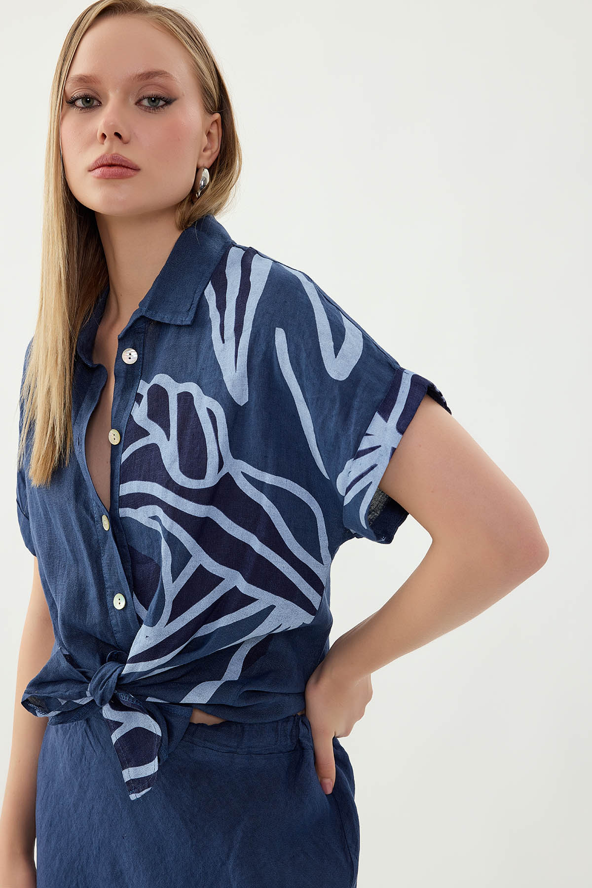 %100 Keten Önü Bağlamalı Tek Tarafı Çiçek Desen Kısa Kol Gömlek - Thumbnail