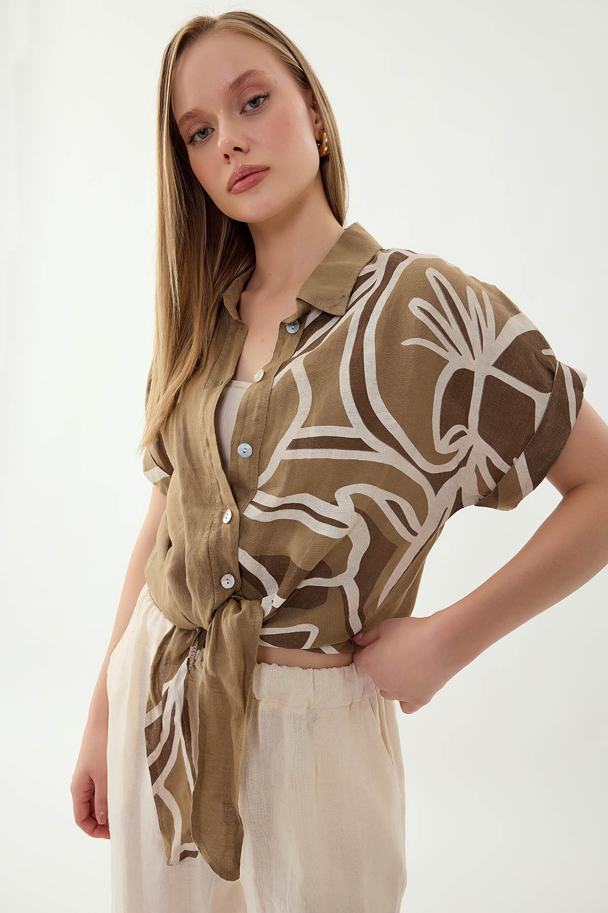 %100 Keten Önü Bağlamalı Tek Tarafı Çiçek Desen Kısa Kol Gömlek - Thumbnail