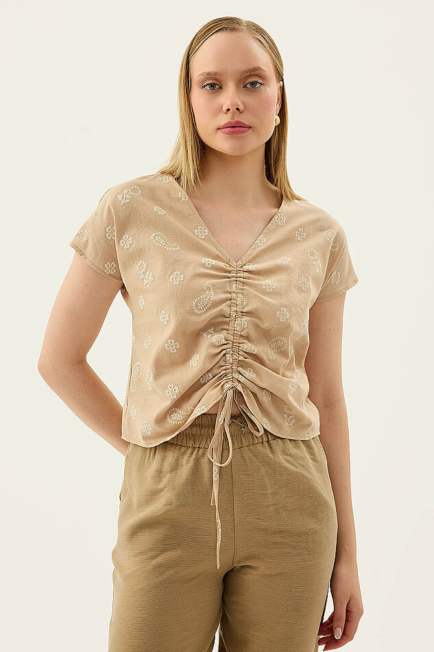 Önü Büzgülü Çiçekli Kısa Kol Bluz - 1