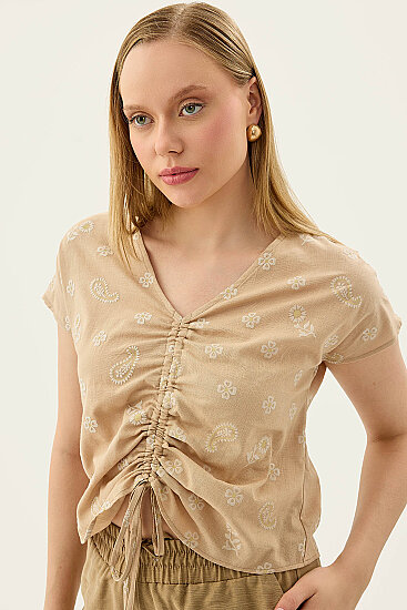 Önü Büzgülü Çiçekli Kısa Kol Bluz - 3