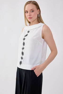 Önü Çiçek Nakışlı Sıfır Kol Bluz (1)