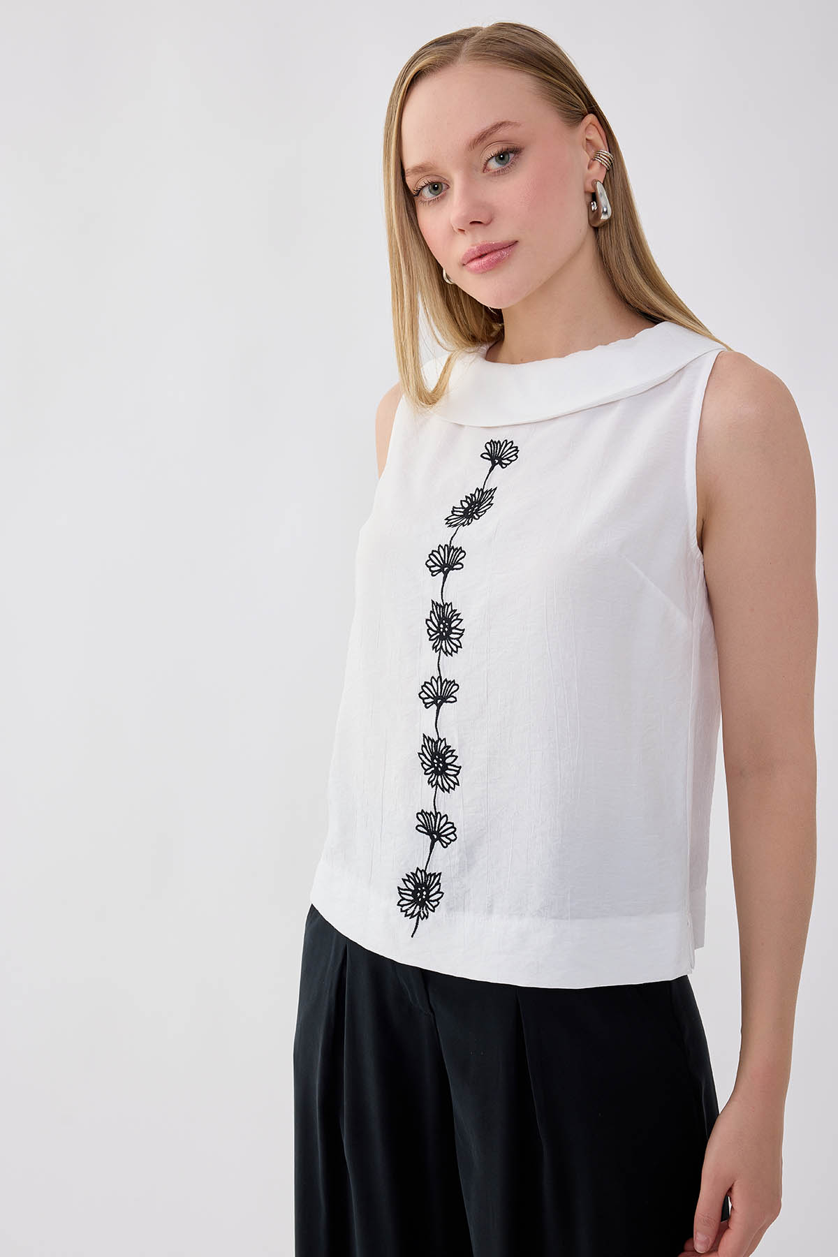 Önü Çiçek Nakışlı Sıfır Kol Bluz - Thumbnail