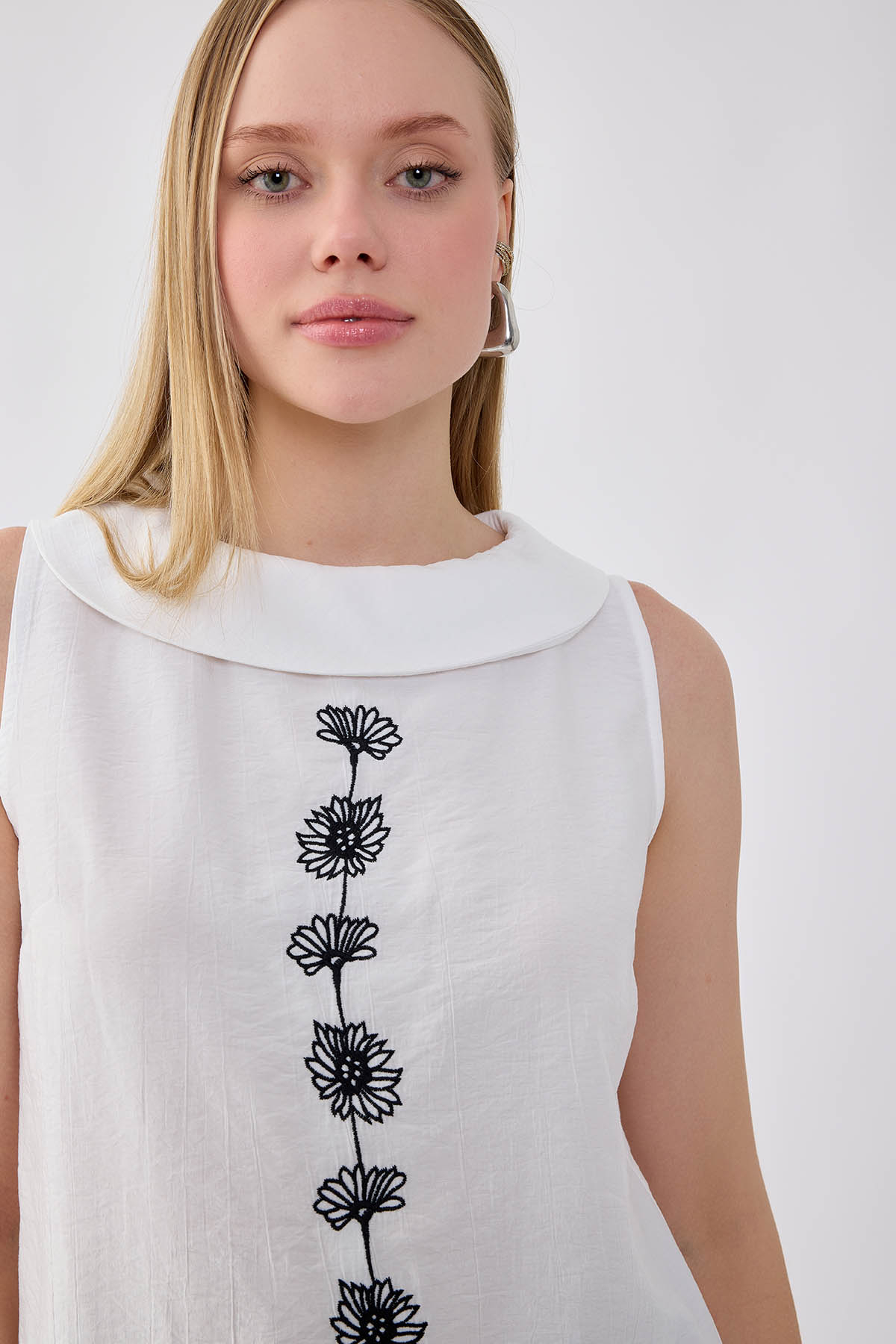 Önü Çiçek Nakışlı Sıfır Kol Bluz - Thumbnail