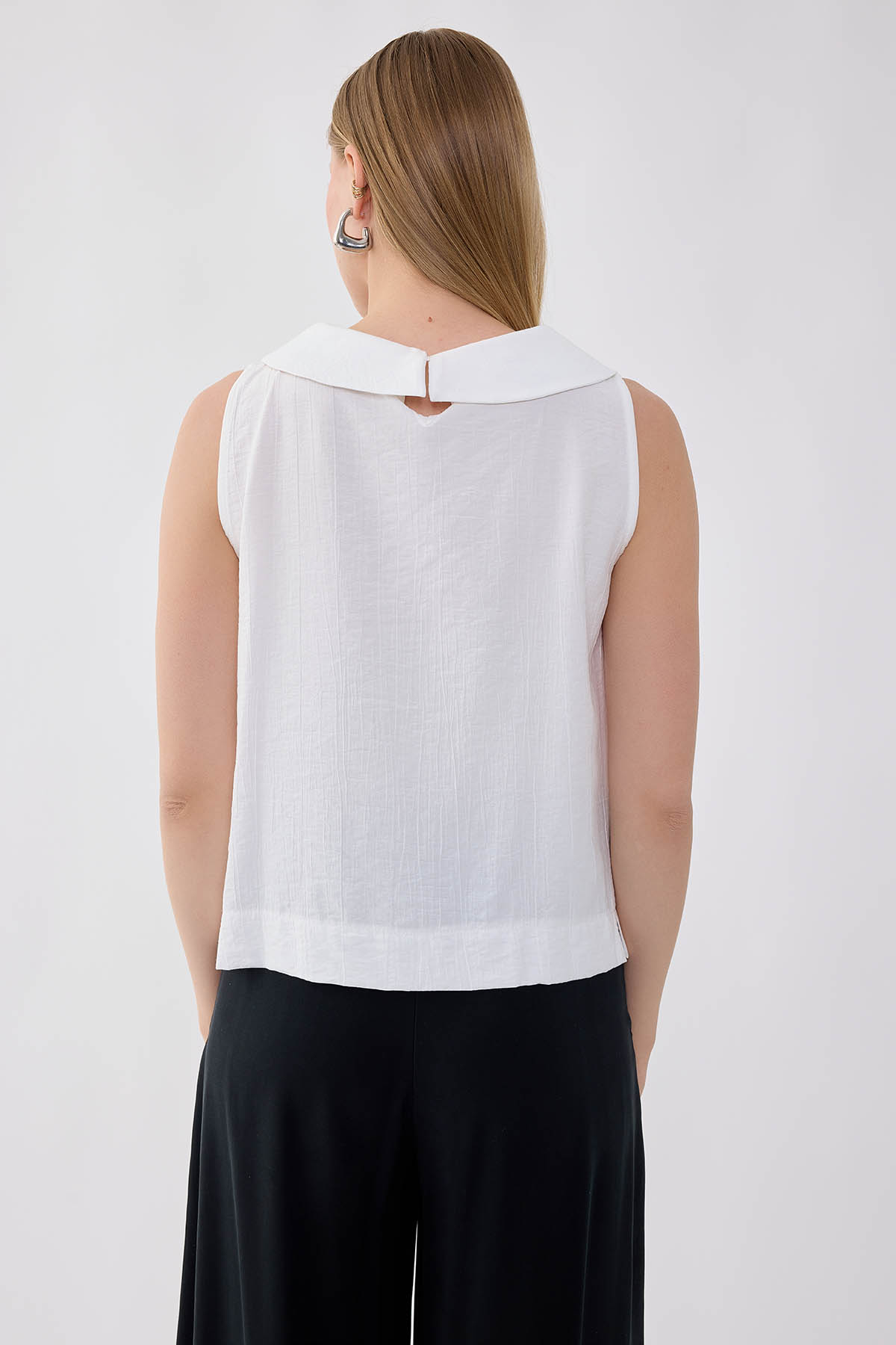 Önü Çiçek Nakışlı Sıfır Kol Bluz - Thumbnail