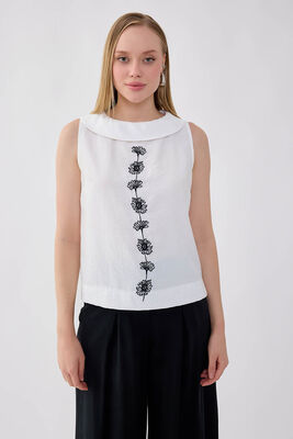 Önü Çiçek Nakışlı Sıfır Kol Bluz