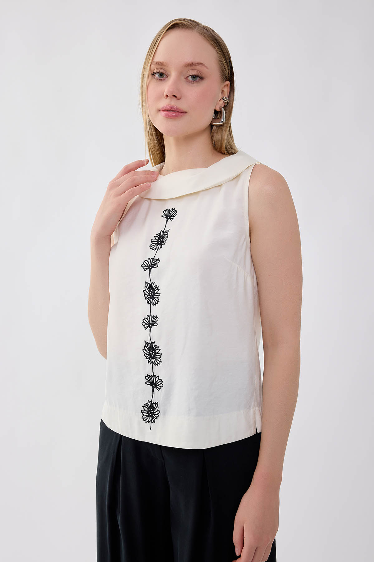 Önü Çiçek Nakışlı Sıfır Kol Bluz - Thumbnail