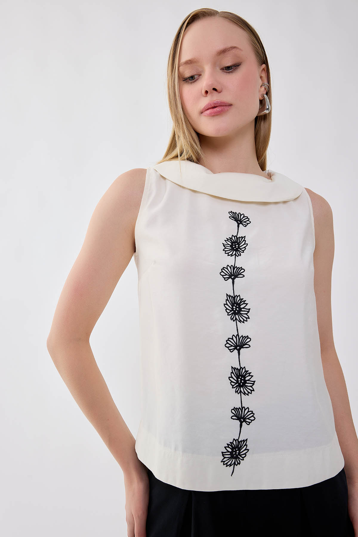 Önü Çiçek Nakışlı Sıfır Kol Bluz - Thumbnail