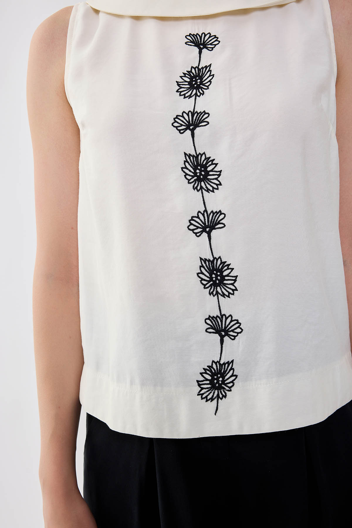 Önü Çiçek Nakışlı Sıfır Kol Bluz - Thumbnail