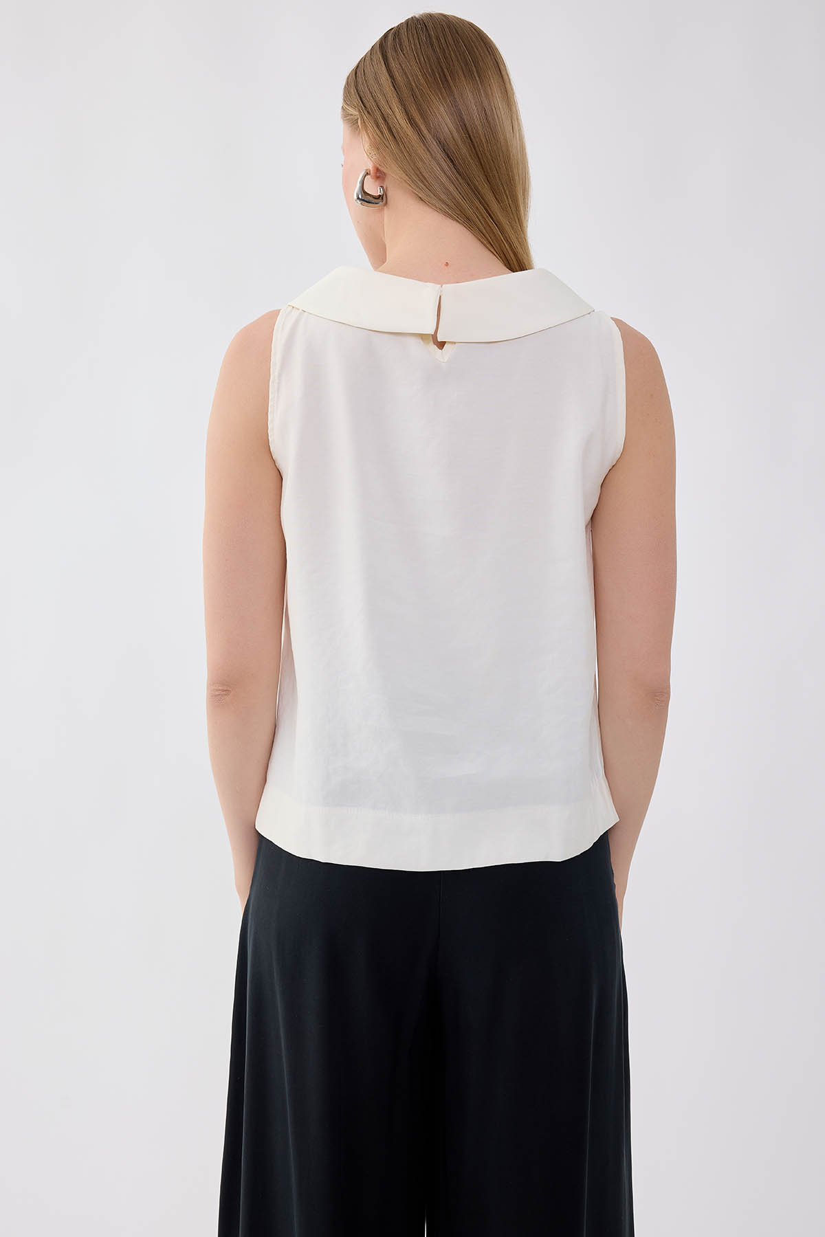 Önü Çiçek Nakışlı Sıfır Kol Bluz - Thumbnail