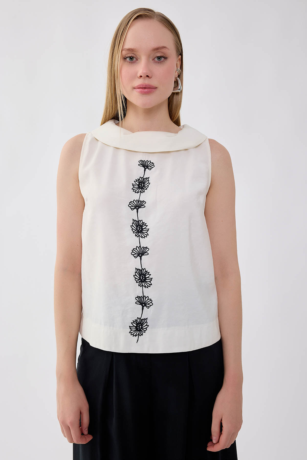 Önü Çiçek Nakışlı Sıfır Kol Bluz - Thumbnail