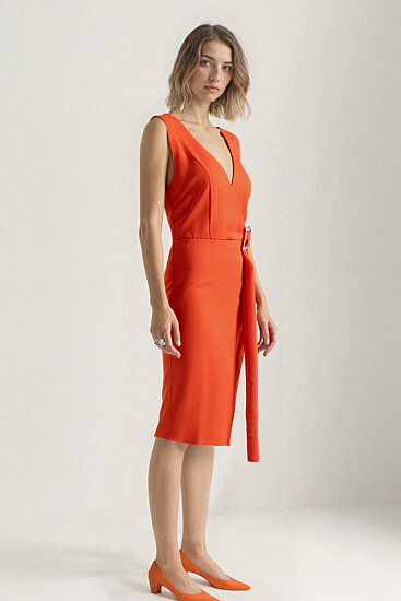 Önü Tokalı V Yaka Saten Elbise - 13