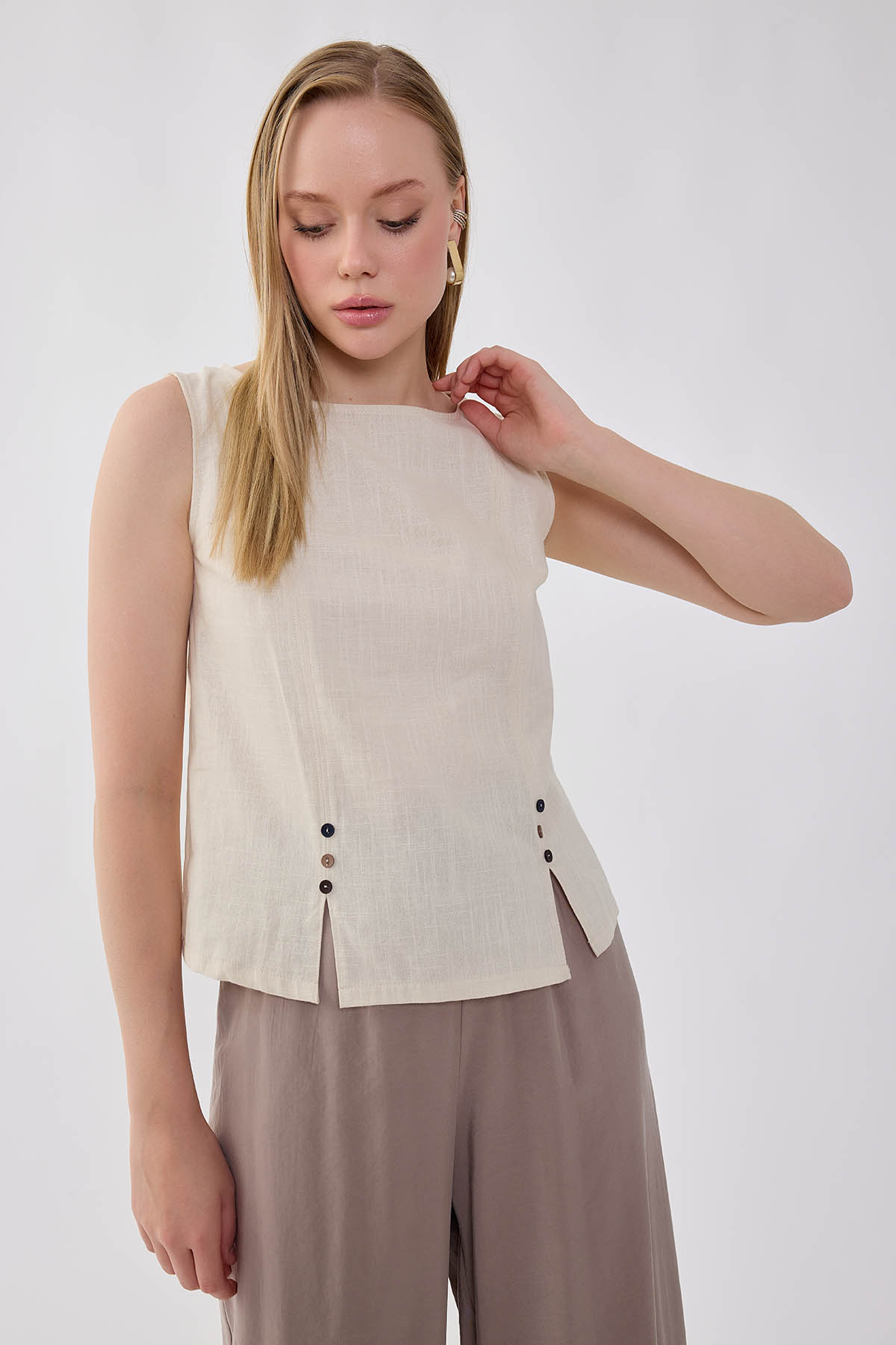 Sıfır Kol Düğmeli Keten Bluz - Thumbnail