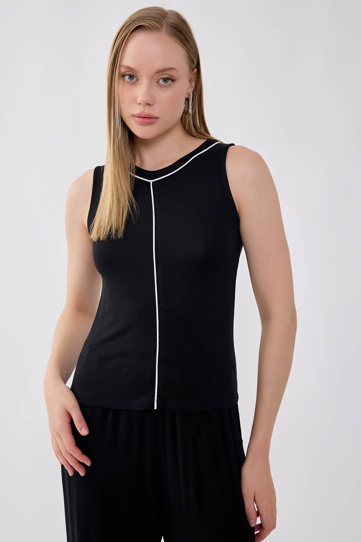 VİTRİN - Sıfır Kol Yuvarlak Yaka Önü Şeritli Bluz (1)