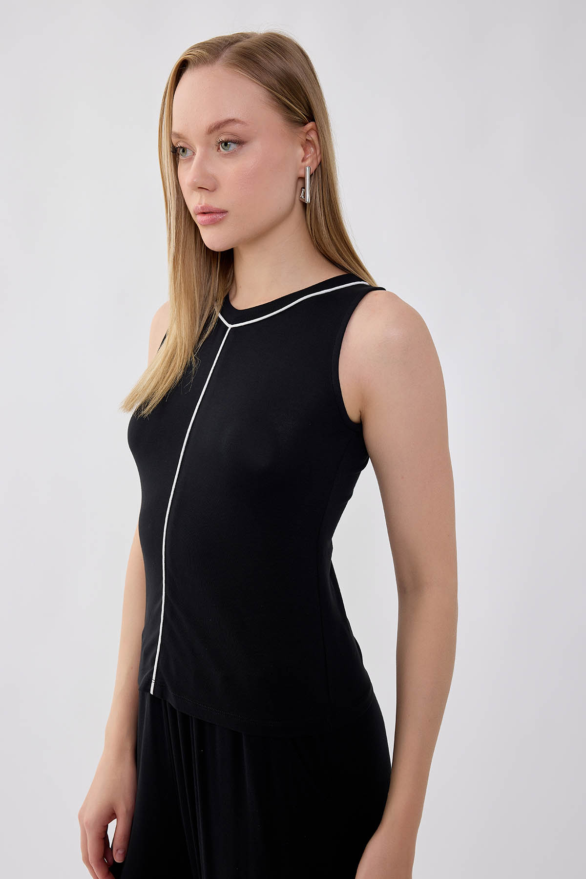 Sıfır Kol Yuvarlak Yaka Önü Şeritli Bluz - Thumbnail