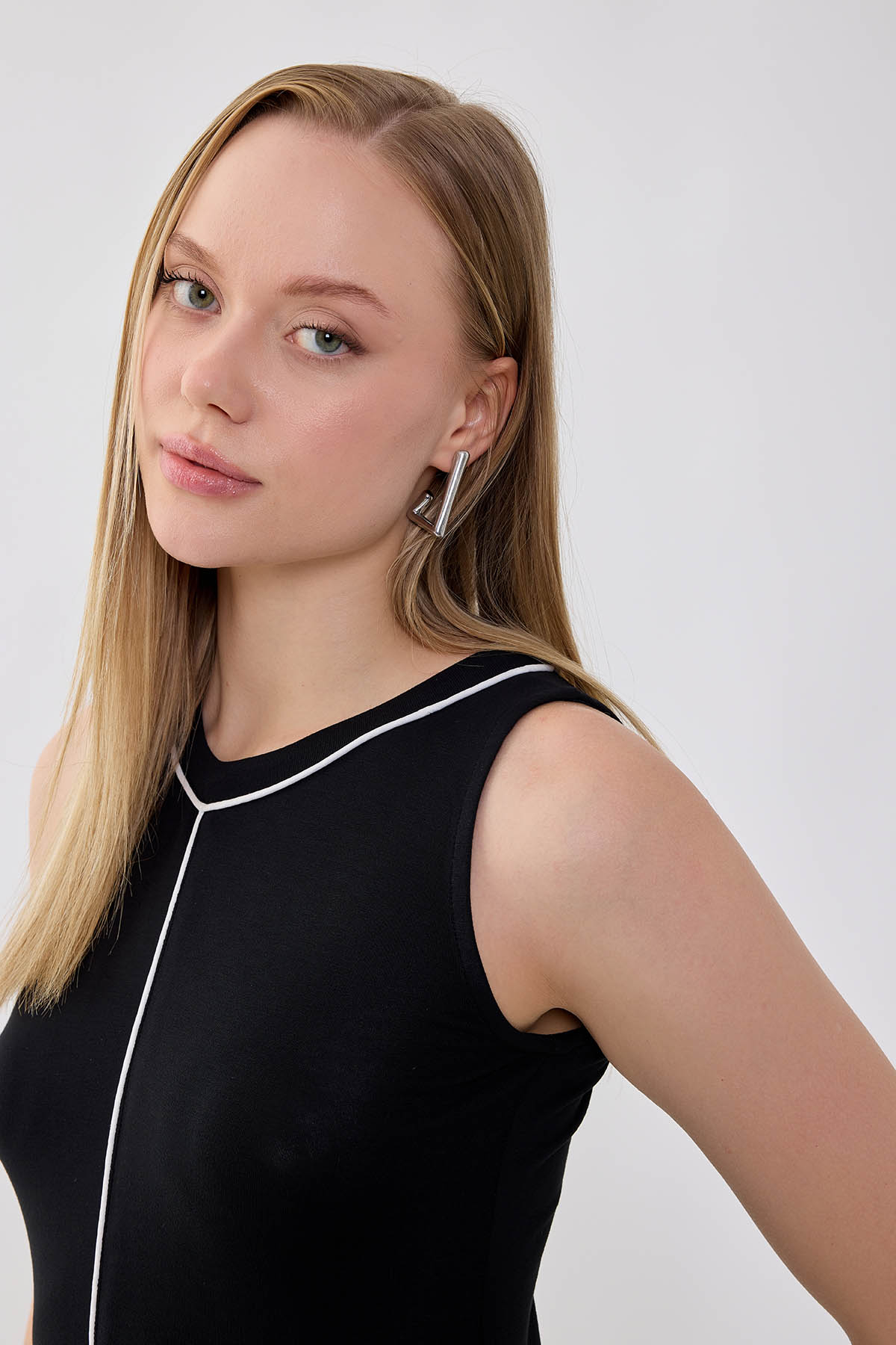 Sıfır Kol Yuvarlak Yaka Önü Şeritli Bluz - Thumbnail