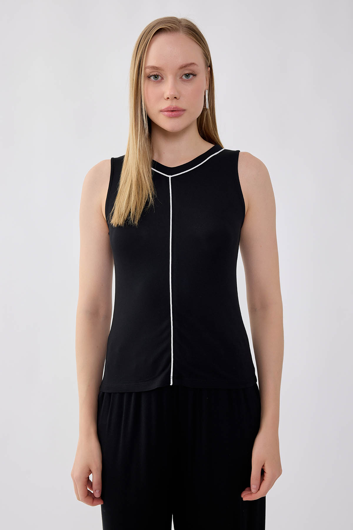 VİTRİN - Sıfır Kol Yuvarlak Yaka Önü Şeritli Bluz