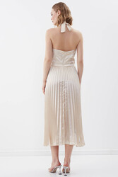 Sırt Dekolteli Boyundan Bağlamalı Piliseli Elbise - 5