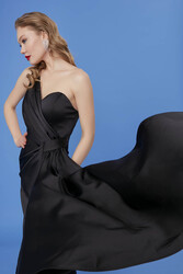 Tek Omuz Uzun Saten Elbise - 16