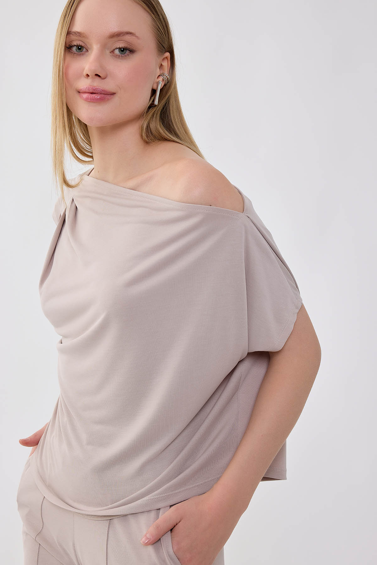 Tek Omuzu Büzgü Detaylı Bluz - Thumbnail