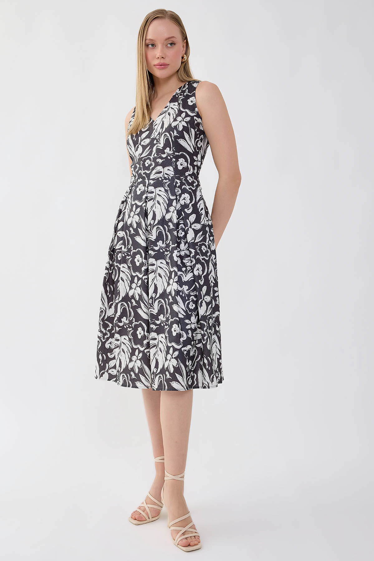 V Yaka Desenli Beli Kuşaklı Pileli Elbise - Thumbnail