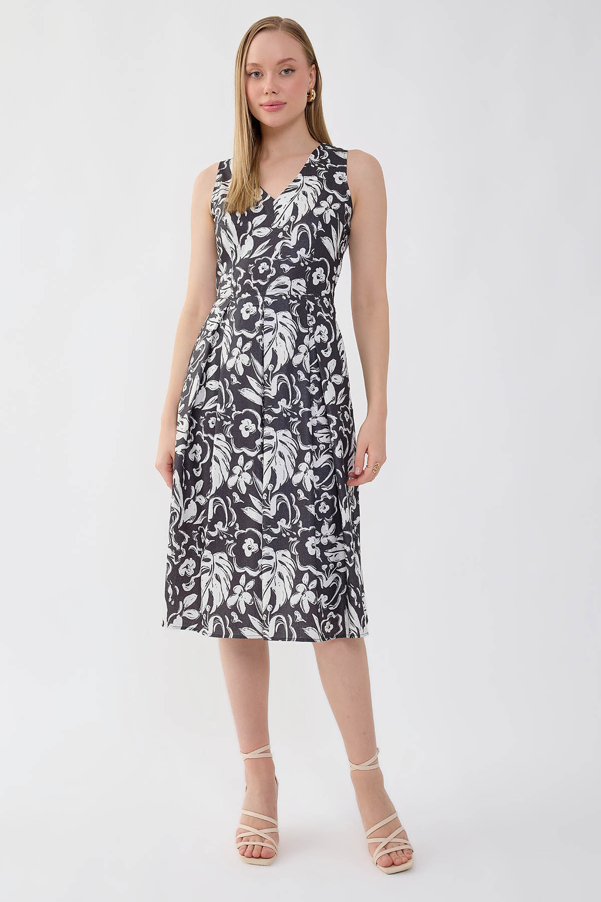 V Yaka Desenli Beli Kuşaklı Pileli Elbise - Thumbnail