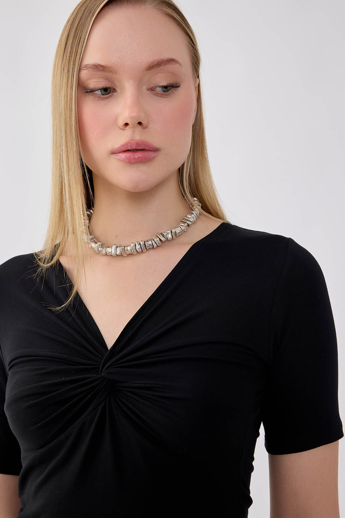 V Yaka Önü Büzgülü Kısa Kol Bluz - Thumbnail