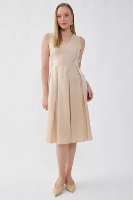 V Yaka Kuşaklı Önü Pileli Parlak Kumaş Elbise