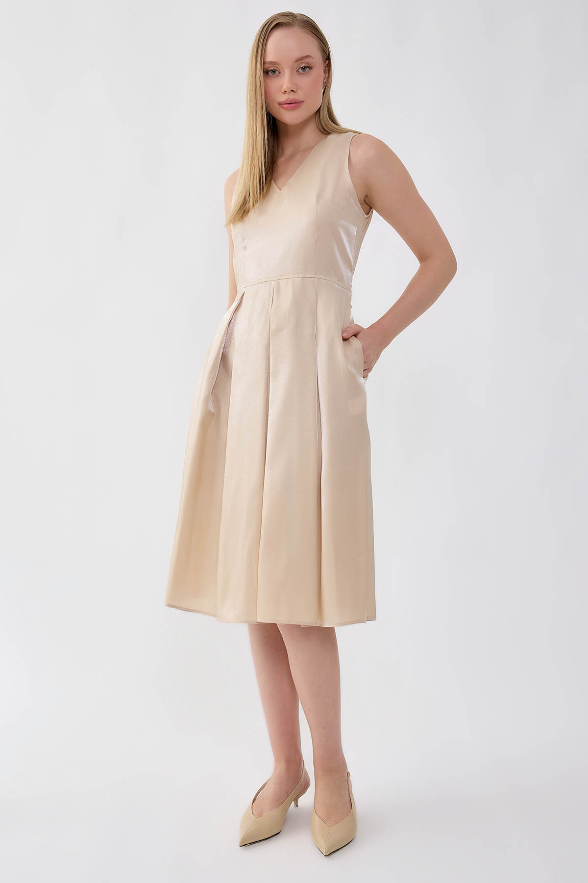 VİTRİN - V Yaka Kuşaklı Önü Pileli Parlak Kumaş Elbise (1)