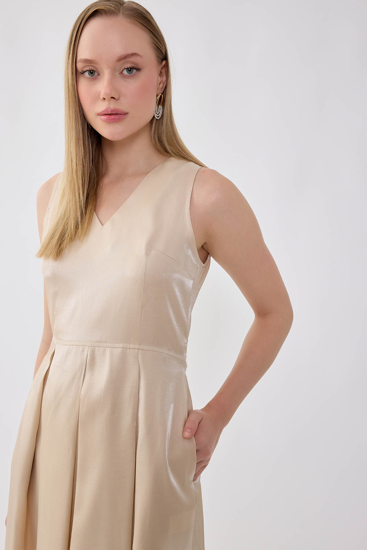 V Yaka Kuşaklı Önü Pileli Parlak Kumaş Elbise - Thumbnail